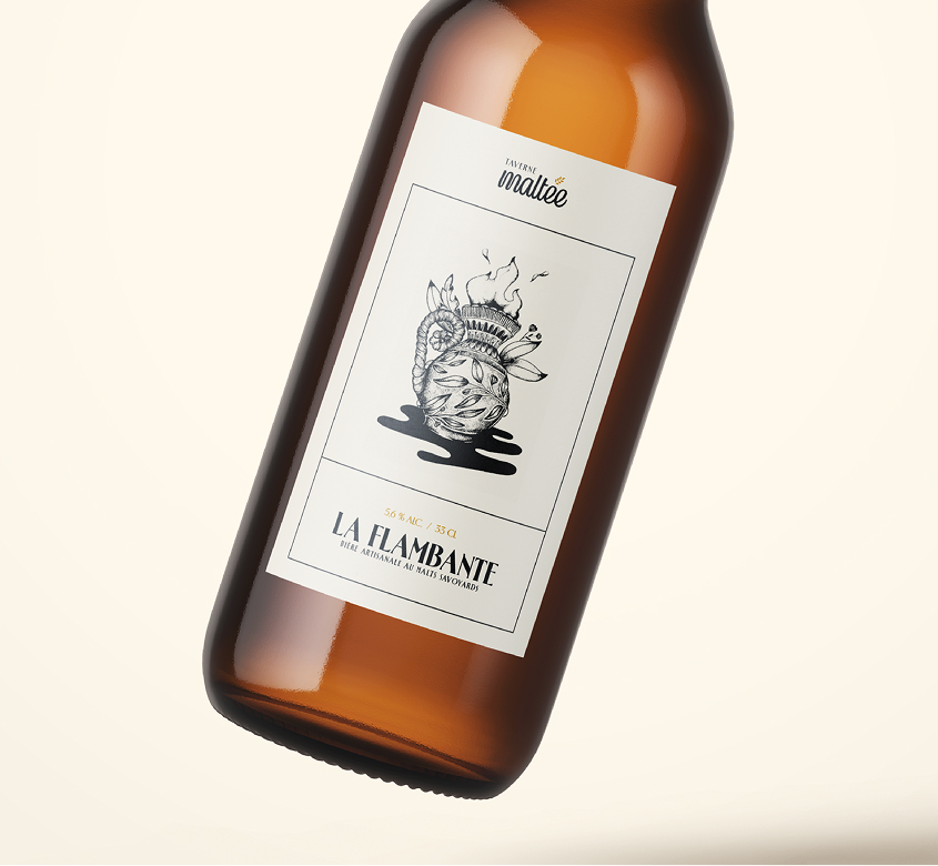 Verre de bière artisanale mettant en valeur l'identité visuelle de La Taverne Maltée